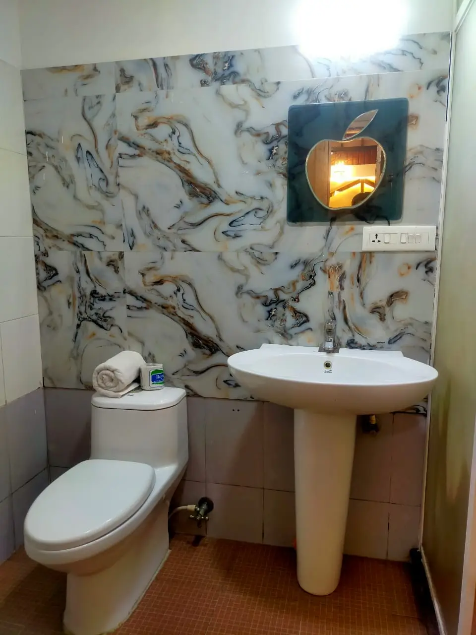 Second en-suite bathroom with marble splashback on an Alleppey houseboat
