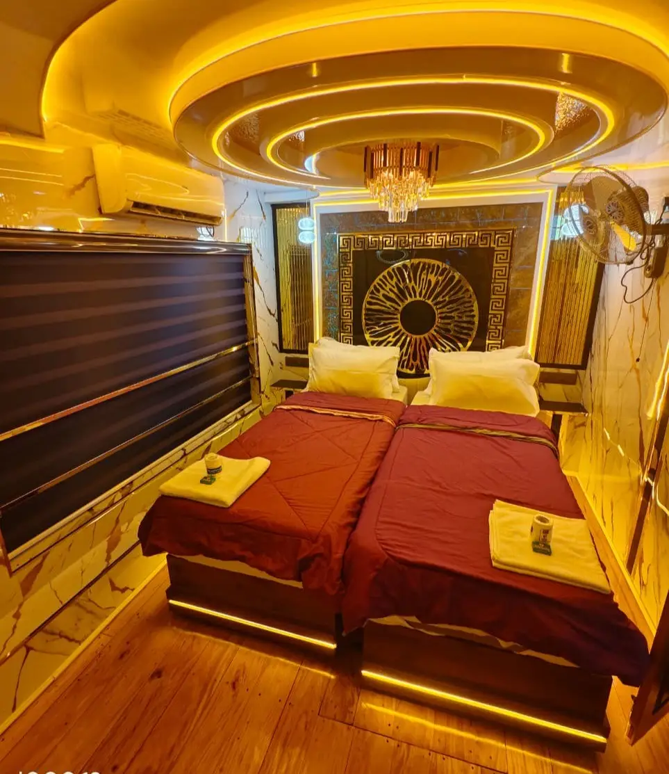 Twin-bed configuration of the air-conditioned bedroom on a 1-bedroom Alleppey houseboat