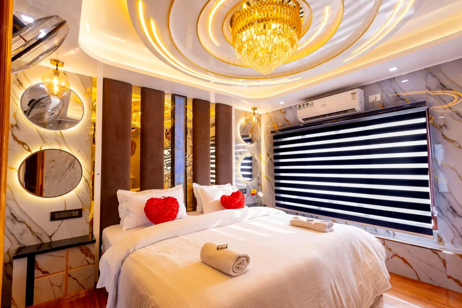 Premium houseboat bedroom with crystal chandelier, marble panelling and mirrored alcoves