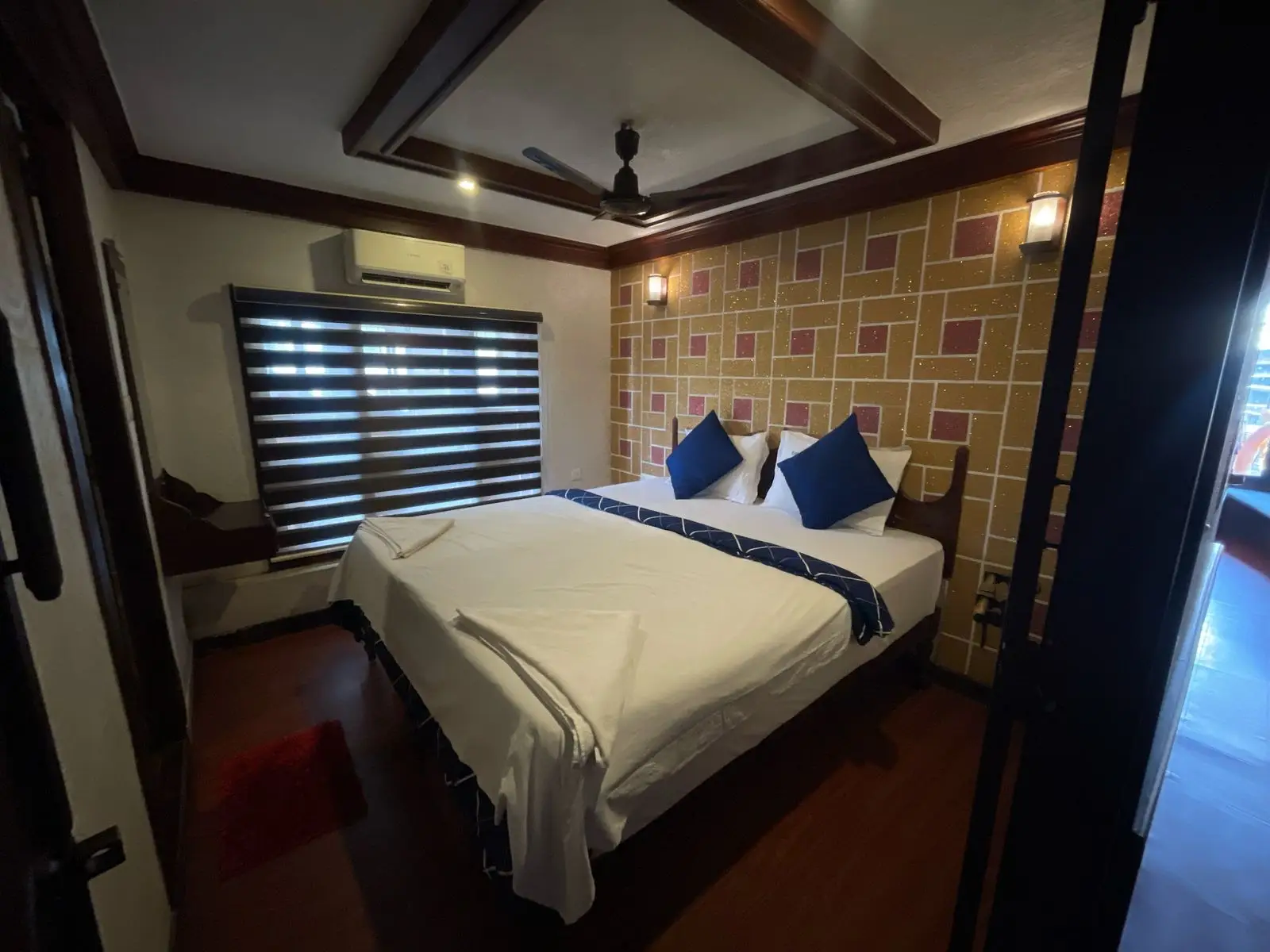 Fourth air-conditioned bedroom on a six-bedroom Kerala houseboat