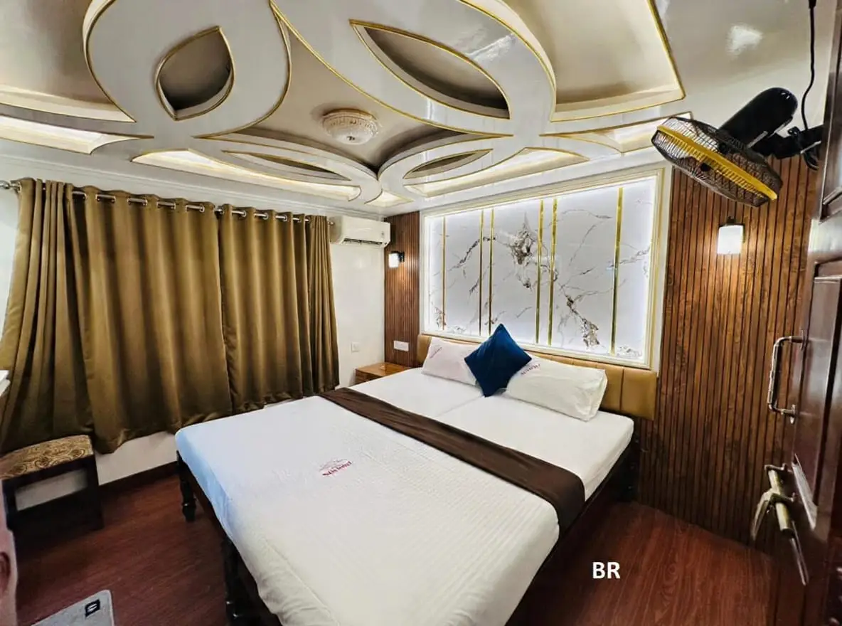 Second air-conditioned bedroom with twin beds on a four-bedroom Alleppey houseboat