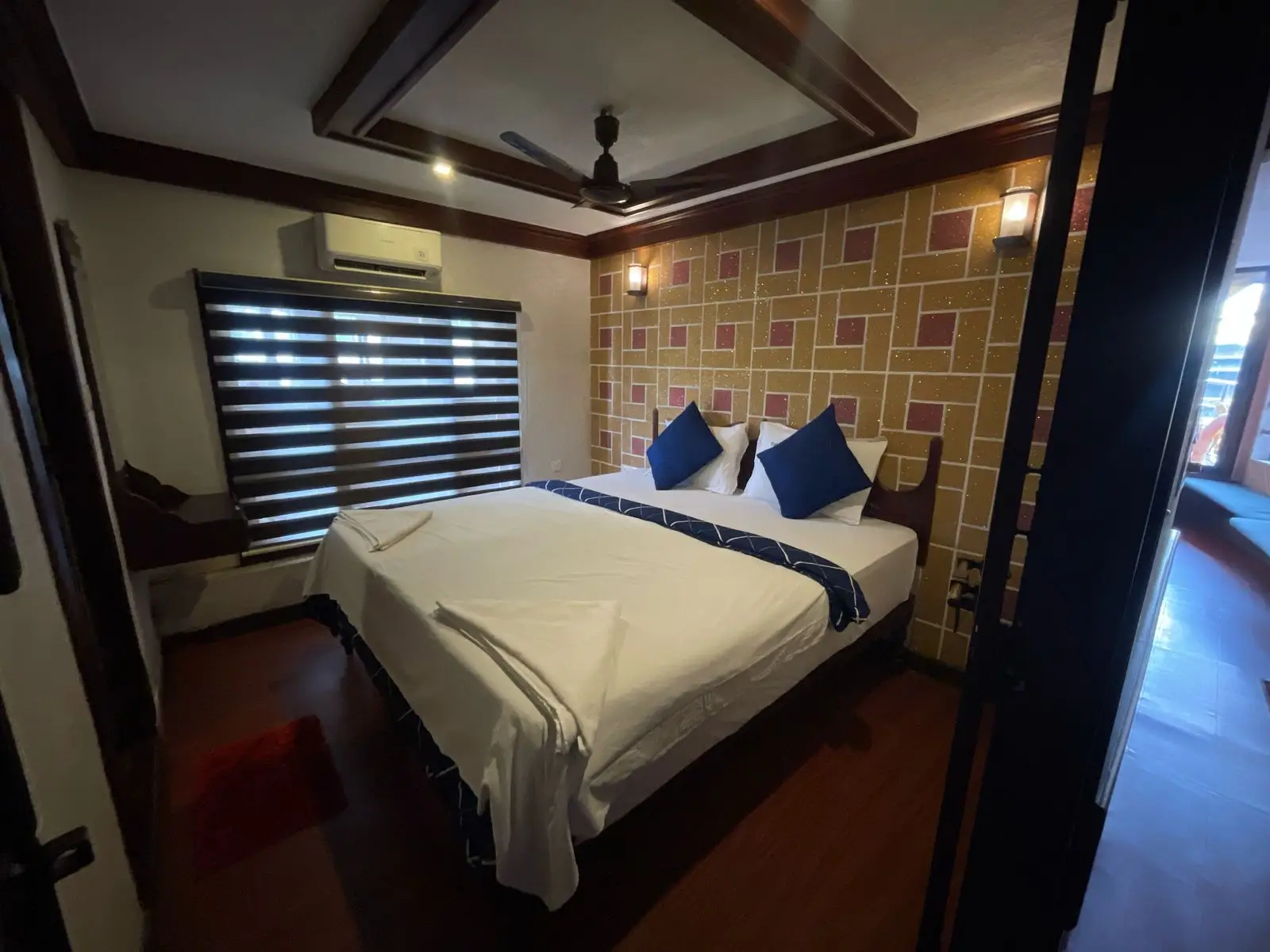 Third bedroom with patterned headboard wall on an Alleppey group houseboat