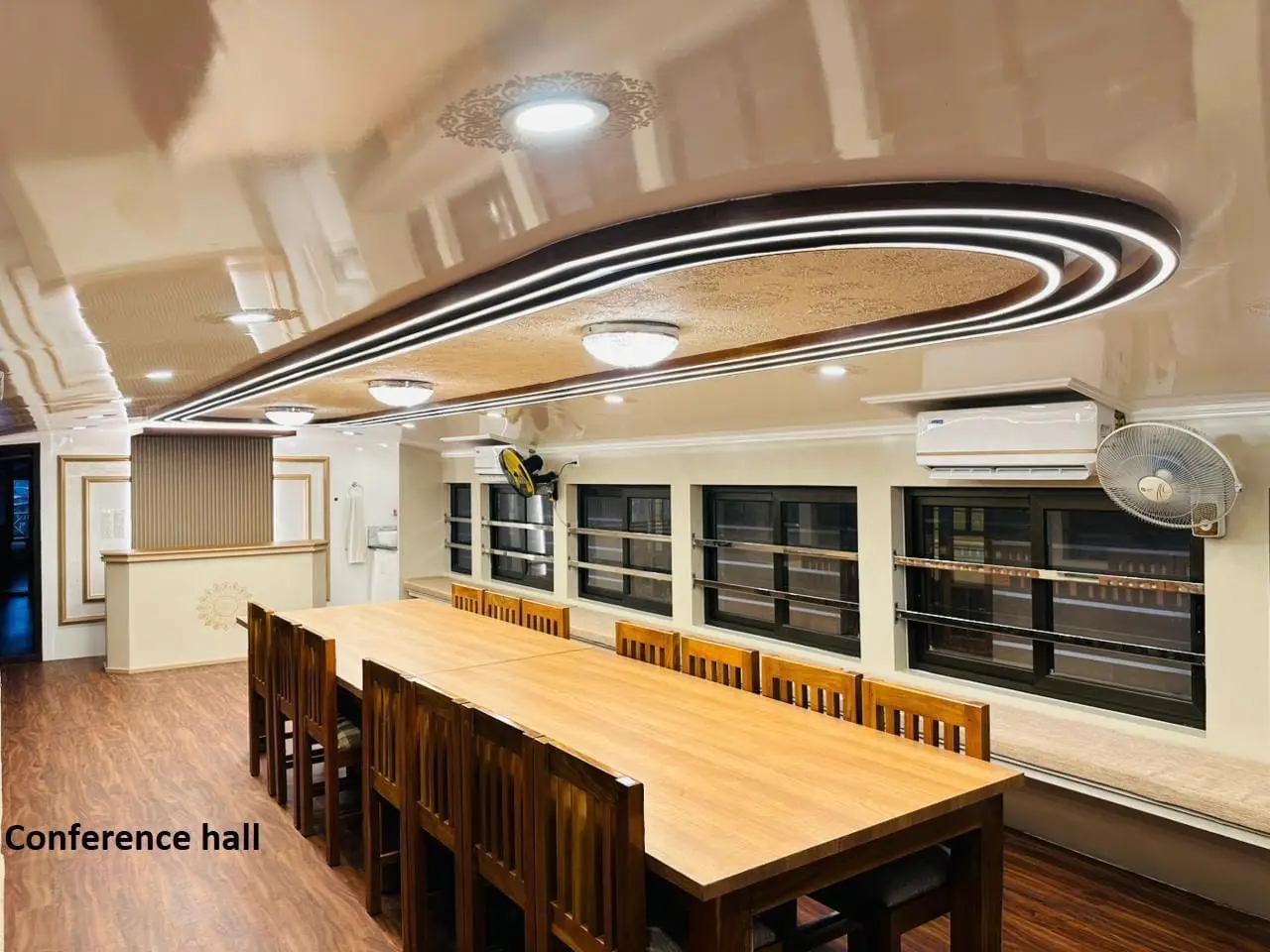Conference hall on an Alleppey houseboat with a long banquet table and air conditioning