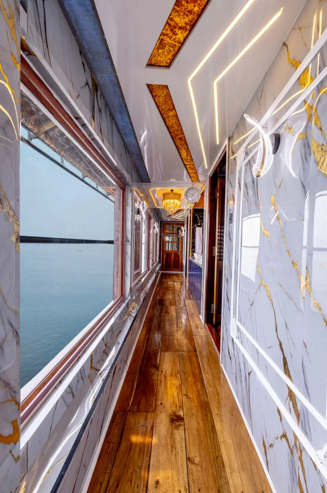 Interior corridor with lake-facing windows on a premium Alleppey houseboat
