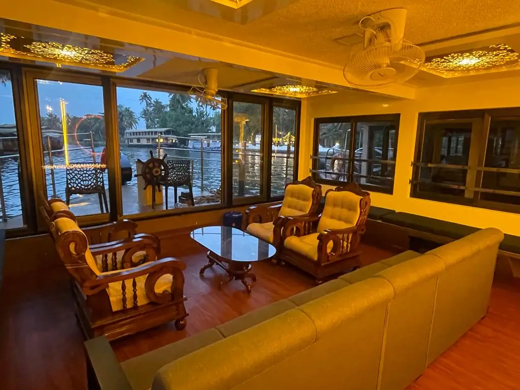 Lounge looking out over the deck and moored boats at Alleppey finishing point