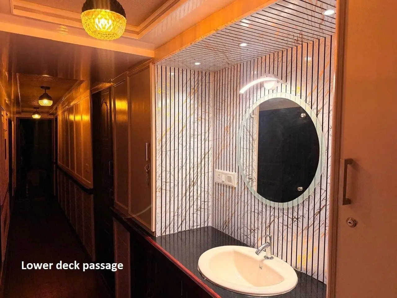 Vanity and wash basin in the lower deck passage of an Alleppey houseboat